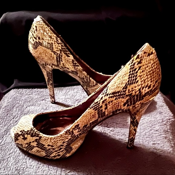 Steve Madden size 9 peep toe snake skin heels - Picture 2 of 7